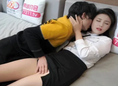 Cô nhân viên văn phòng bí mật nằm với sếp vì tiền