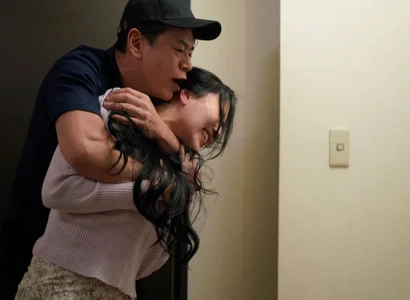 Nữ ca sĩ bị người hâm mộ làm nhục vì thân hình quá hấp dẫn