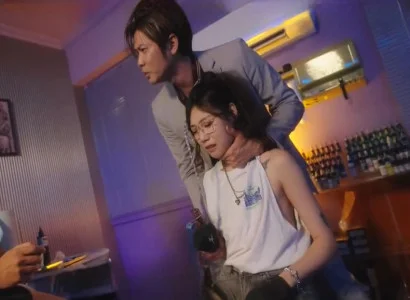 Nữ chủ tiệm bị phang bởi tập thể